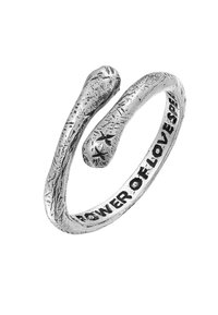 Ringen i sterlingsilver har en vriden design med rundade ändar. Graverad inuti med "KRAFTEN AV KÄRLEK." Den strukturerade ytan ger detalj.