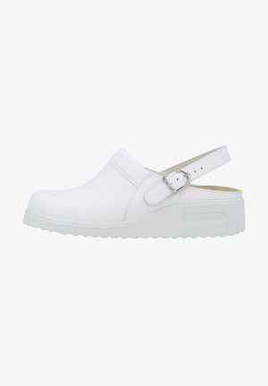 Weiße Clogs mit einer glatten Lederoberfläche, verstellbarem Knöchelriemen mit silberner Schnalle und einer konturierten Gummisohle für zusätzlichen Komfort.