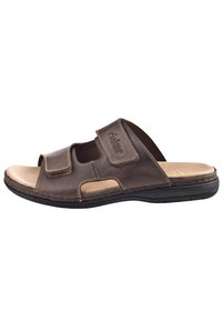 Bruine leren slip-on sandaal met twee verstelbare klittenbandbandjes, een gevoerde voetbed en een gestructureerde zwarte rubberen zool. Casual ontwerp.