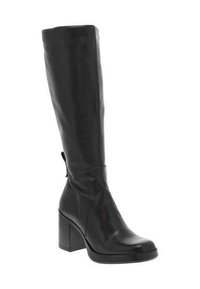 Botte noire montée jusqu'au genou, en cuir lisse, dotée d'un talon carré, d'un bout arrondi et d'une languette décorative à l'arrière. Design classique.