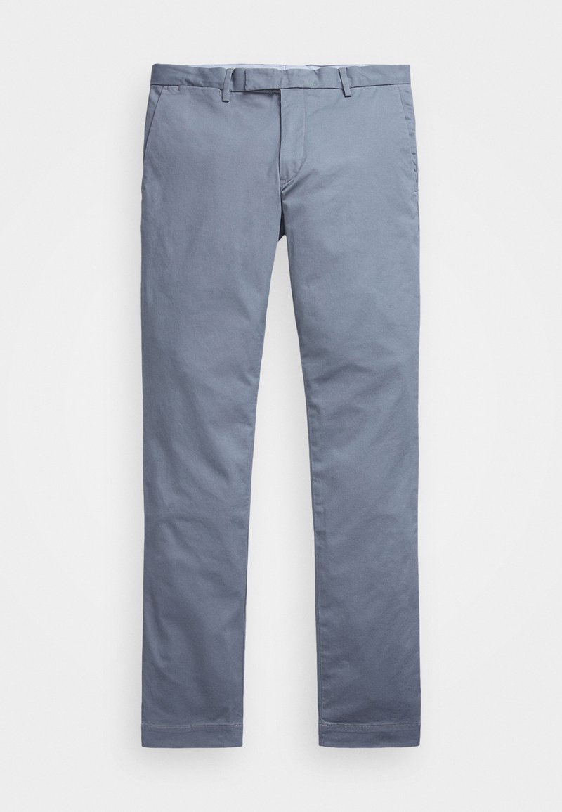 Jasnoniebieskie bawełniane chinosy o dopasowanym kroju, prostych nogawkach, z szlufkami na pasek i zamek błyskawiczny. Posiadają delikatne przeszycia i brak widocznych wzorów.