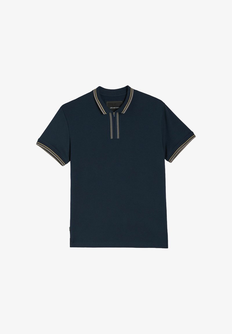 Granatowa koszulka polo z krótkim rękawem, z beżowym paskiem na kołnierzyku i na brzegach rękawów oraz krótkim zapięciem na zamek z przodu.