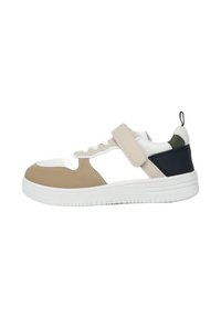 Sneaker sportivo con tomaia in pelle beige e bianca, dettagli in blu navy e verde, chiusura con lacci e strap in velcro per una vestibilità sicura.