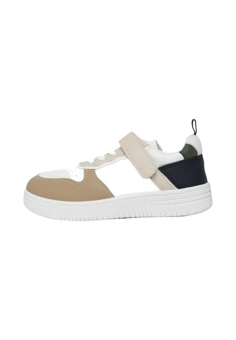 Sneaker sportivo con tomaia in pelle beige e bianca, dettagli in blu navy e verde, chiusura con lacci e strap in velcro per una vestibilità sicura.