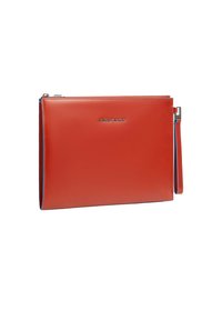 Pochette rectangulaire en cuir rouge avec des accents bleus et une sangle pour poignet. Dotée d'une fermeture éclair et d'un logo embossé sur le devant.