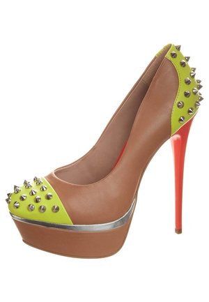 Scarpa con tacco a piattaforma alta, corpo marrone, punta e tacco in verde neon decorati con punte d'argento, rifinitura argento e tacco a spillo rosso brillante.