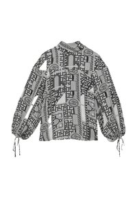 Langærmet bluse i sort og hvidt stof; har geometriske mønstre, voluminøse ærmer og snoredetaljer ved håndleddene.