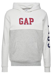 Sudadera con capucha, parte superior blanca con el logotipo "GAP" en rojo, sección inferior gris, bolsillo canguro frontal y detalle de texto azul en la manga.