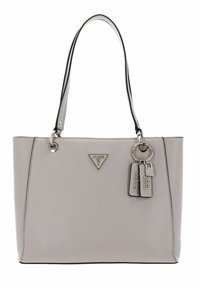 Sac fourre-tout synthétique gris texturé avec des accents noirs, deux poignées, et des éléments en métal argenté, y compris un logo triangulaire et des détails d'étiquettes.