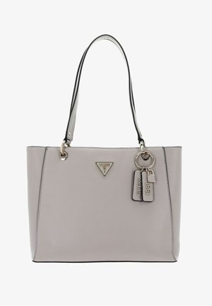 Sac fourre-tout synthétique gris texturé avec des accents noirs, deux poignées, et des éléments en métal argenté, y compris un logo triangulaire et des détails d'étiquettes.