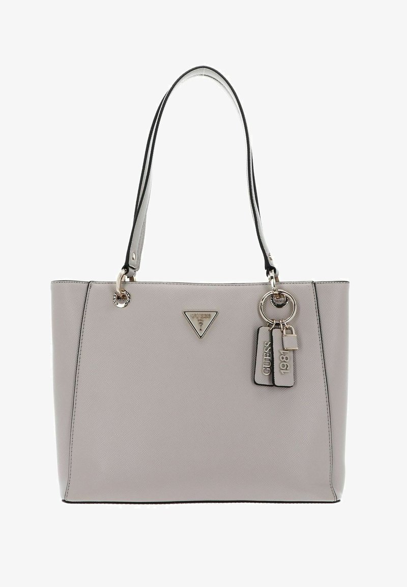 Sac fourre-tout synthétique gris texturé avec des accents noirs, deux poignées, et des éléments en métal argenté, y compris un logo triangulaire et des détails d'étiquettes.