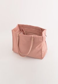 Rosa tote-väska tillverkad av glatt syntetmaterial. Har två robusta handtag, ett rymligt inre och en zip-försedd ficka inuti.