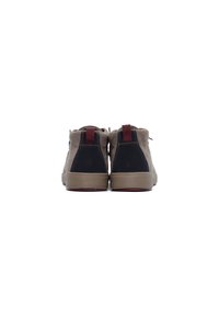 Scarpe alla caviglia in suede marrone e tessuto nero con suole in gomma beige. Presentano un pull tab rosso sul tallone e dettagli cuciti.