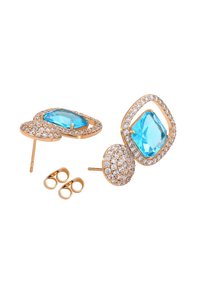 Orecchini in tono oro con un centro in gemma blu, circondato da strass trasparenti. Include tre paia di chiusure a farfalla.