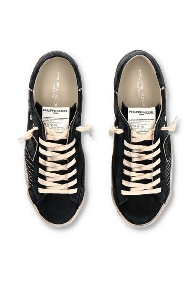 Baskets en suede noir avec des lacets crème et des détails en patch. Présentent un panneau latéral texturé et une semelle intérieure avec logo. Design classique à tige basse.