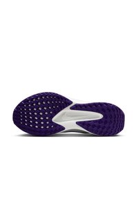 Suela de zapatilla deportiva en morado y blanco que presenta un patrón texturizado con surcos hexagonales para mayor tracción y una sección lisa con la marca.