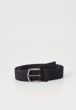 Ceinture tissée bleu marine en matériau élastique avec une boucle en métal argenté et un accent en daim près de la boucle pour plus de détail.