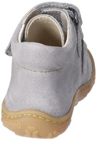 Šedá nubuková bota s kulatou špičkou, suchým zipem a hnědou gumovou podrážkou s texturovaným vzorem a žlutými švy.