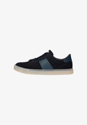 Navyblaue Wildledersneaker mit einem glatten blauen Lederakzent. Verfügt über eine abgerundete Spitze, Gummisohle und flache schwarze Schnürsenkel mit sechs Ösen.