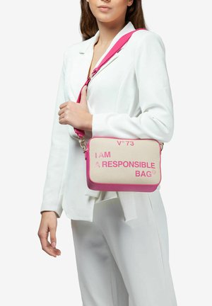 Borsa a spalla in tela color beige con accenti rosa brillante; presenta una forma rettangolare e testo stampato: "IO SONO UNA BORSA RESPONSABILE."