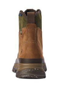 Botín de cuero marrón y gamuza verde oliva con costuras reforzadas, suela de goma y tacón texturizado para mayor tracción.