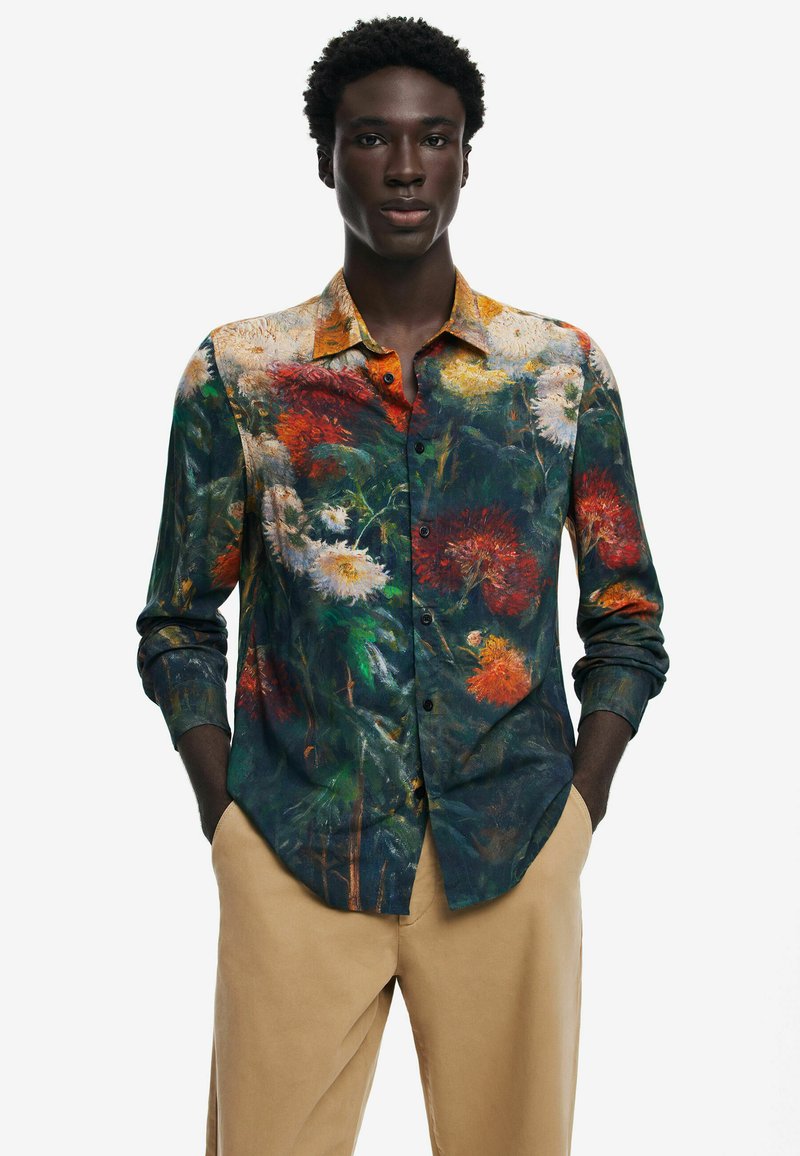Camicia a bottoni con stampa floreale, in una miscela di tonalità verdi, rosse e bianche, con colletto arancione a contrasto e bottoni neri. Tessuto di cotone.