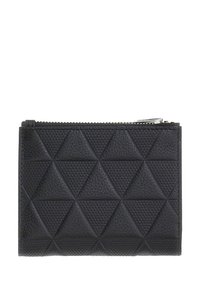 Portefeuille en cuir noir avec une surface texturée présentant un motif géométrique de losanges ; comprend une fermeture éclair le long du bord supérieur.