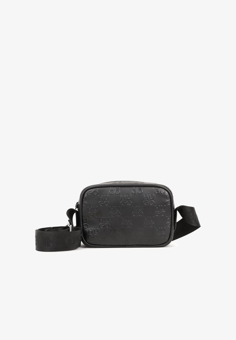 Borsa a tracolla nera con logo "Hugo" in rilievo, forma rettangolare, superficie liscia, tracolla regolabile e chiusura con zip.