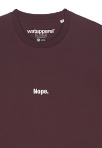 Weinrote T-Shirt aus Bio-Baumwolle mit Rundhalsausschnitt. Auf der Vorderseite steht das Wort "Nope." in fettem Weiß.