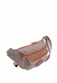Bolsa de tela de color marrón claro con dos compartimentos con cremallera en color naranja. Presenta un logo circular y una correa texturada con un patrón tejido.