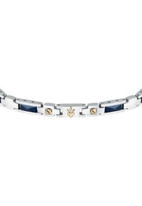 Bracciale in argento con accenti blu e dettagli dorati. Presenta un design moderno, a catena, con forme geometriche e un centro con logo.