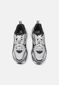 Puma MORPHIC - Tekaški copati za cesto - glacial gray/green fog