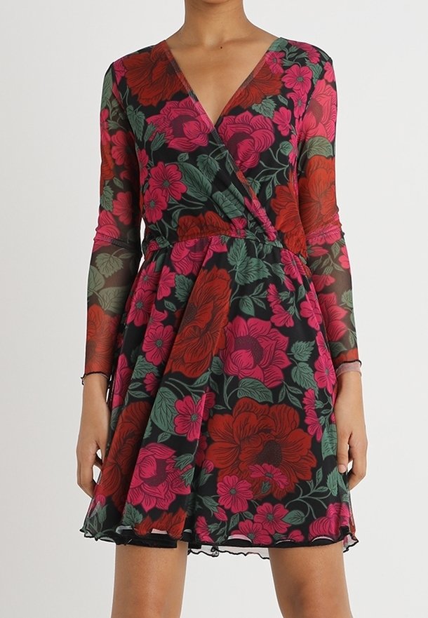 Floral-Wickelkleid aus schwarzem, transparentem Stoff mit großen roten und rosa Blumen sowie grünen Blättern, langen Ärmeln und einem ausgestellten Rock.