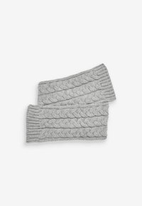 Grå ärmvärmare i kabelstickning med ribbade kanter och upphöjda mönster genomgående, tillverkade av mjukt, strukturerat material.