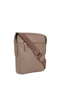 Borsa a spalla in pelle marrone con finitura testurizzata, tracolla regolabile e tasca con zip frontale. Forma quadrata compatta con minimalismi hardware.