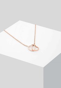 Halsband i roséguld med två sammanflätade hjärtan på ett delikat kedjehål, med en mjuk yta och minimalistisk design.