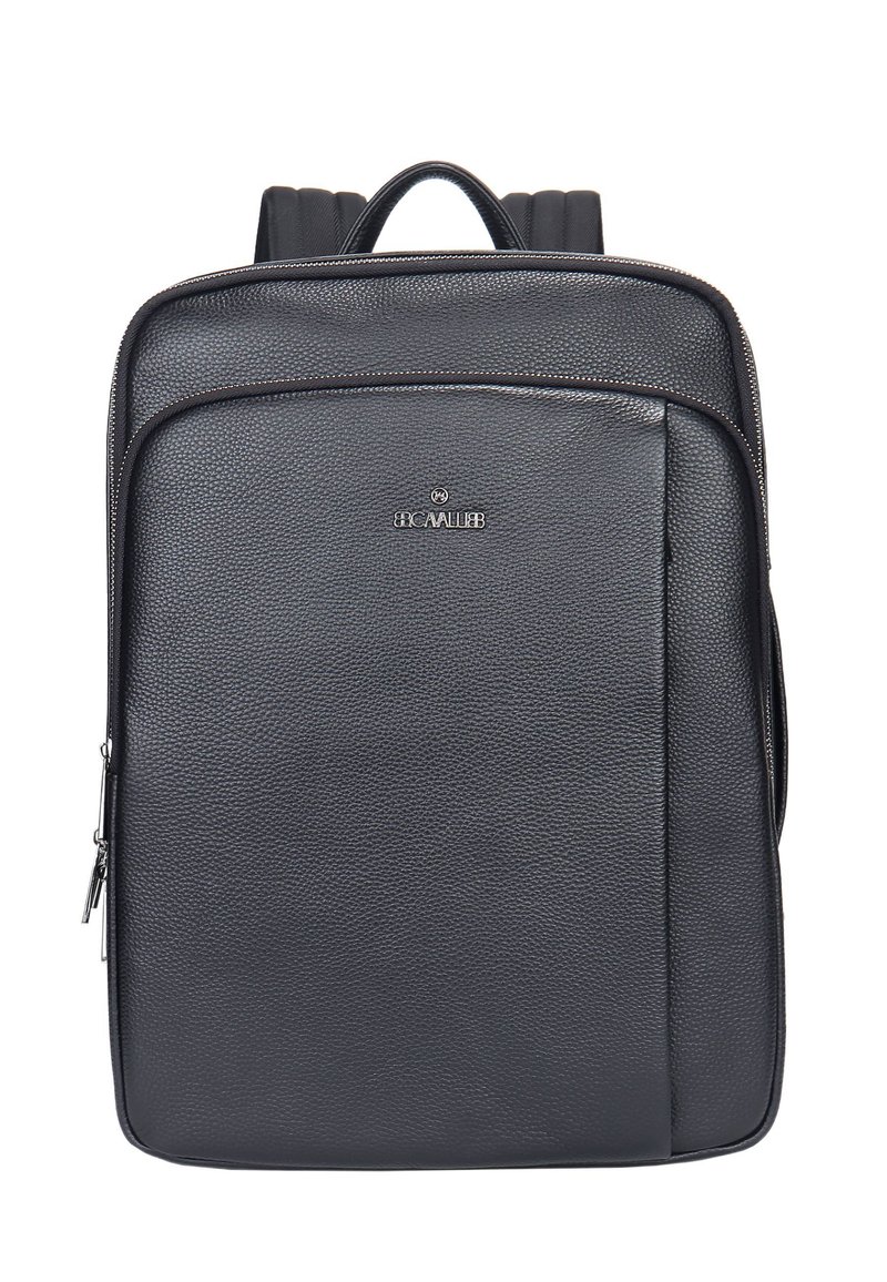 Zwarte leren rugzak met een gestructureerde afwerking, een ritszak aan de voorkant, gewatteerde schouderbanden en een handvat aan de bovenkant voor gemakkelijk dragen.