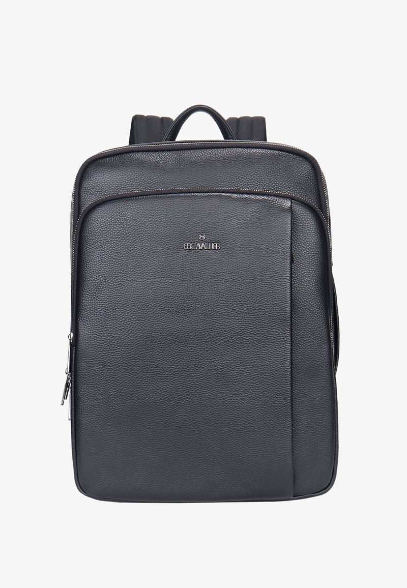 Zwarte leren rugzak met een gestructureerde afwerking, een ritszak aan de voorkant, gewatteerde schouderbanden en een handvat aan de bovenkant voor gemakkelijk dragen.