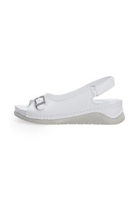 Witte leren slingback sandaal met een ronde gesp, open teen, gekussende zool en een getextureerde grijze rubberen loopzool.