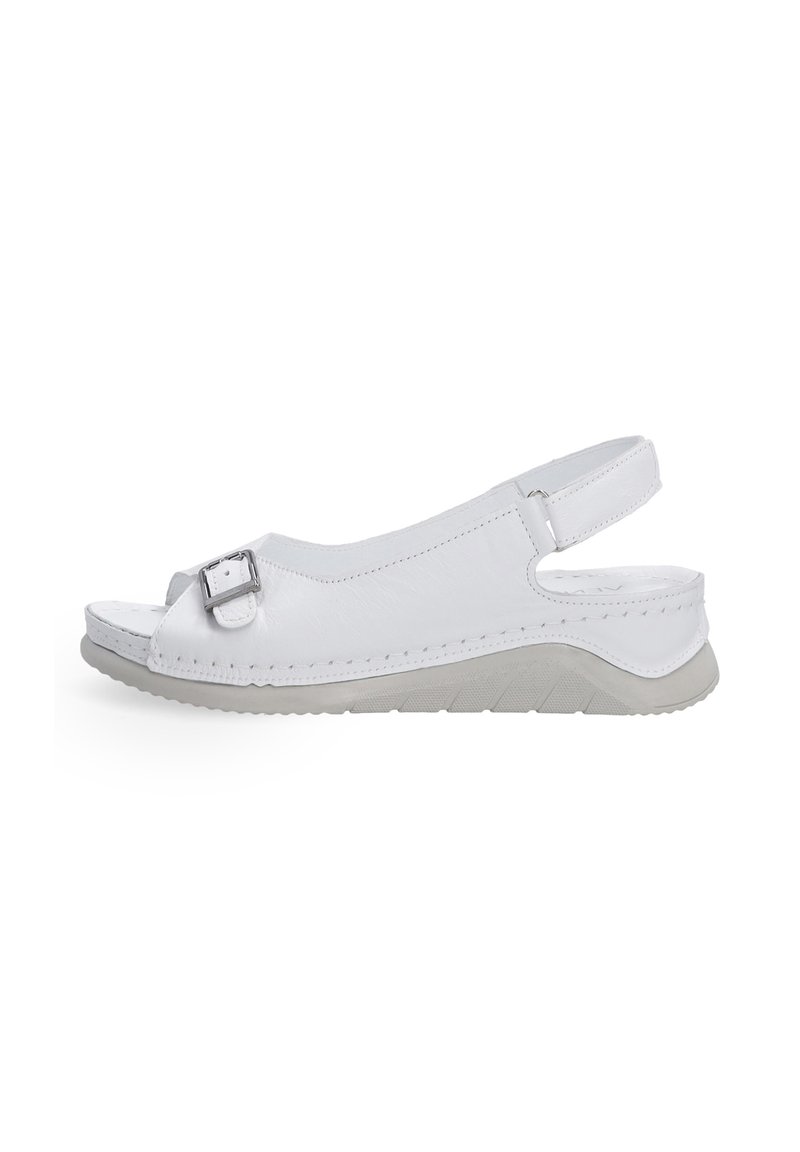 Witte leren slingback sandaal met een ronde gesp, open teen, gekussende zool en een getextureerde grijze rubberen loopzool.