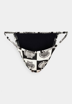 Bikini de corte brief en blanco y negro con un patrón de conchas sobre un fondo a cuadros, con tirantes laterales finos y una tela texturizada.