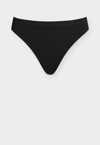 Μαύρο αόρατο γυναικείο εσώρουχο με ψηλό κόψιμο σε απλό ανοιχτό φόντο.