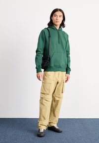 Carhartt WIP HOODED CHASE - Sweatshirt - sycamore tree/gold