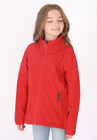 Giacca softshell rossa con colletto alto, chiusura frontale a zip e tasca laterale. Presenta un logo a ombrello e una texture liscia e leggera.