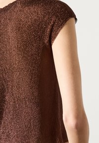 Vietnamin vaalea yläosa lyhyillä hihoilla, jossa on hehkuva pinta ja hienovaraiset ompeluyksityiskohdat. Silkkinen kangas, jossa on kevyt kiilto.