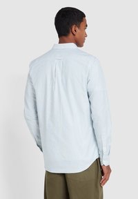 Lichtblauw en wit gestreept langarm shirt met een rugplooi, button-down kraag en afgeronde zoom, gemaakt van lichtgewicht stof.
