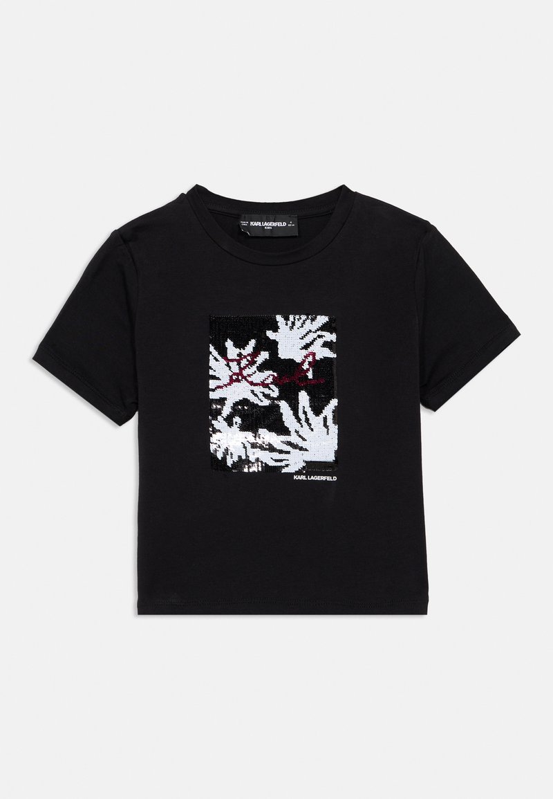 Μαύρο βαμβακερό t-shirt με κεντρικό γραφικό στοιχείο από λευκά και κόκκινα αφηρημένα φύλλα με υφή και λογότυπο στο κάτω μέρος.