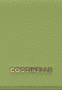 Coccinelle METALLIC SOFT - Monedero - guacamole