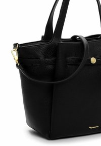 Černá kožená taška přes rameno s texturovaným povrchem, vybavená západkou a ramenním popruhem v zlaté barvě, navržená s dvojitými uchy.