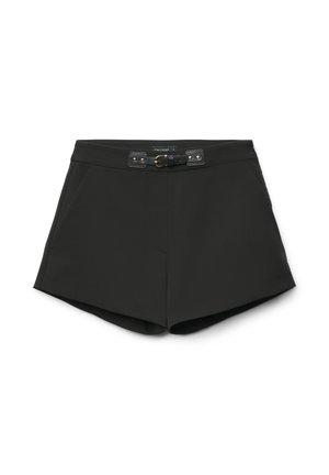 Shorts noirs avec une taille ajustée, dotés d'une ceinture texturée avec une boucle en or, deux poches latérales et une finition en tissu lisse.
